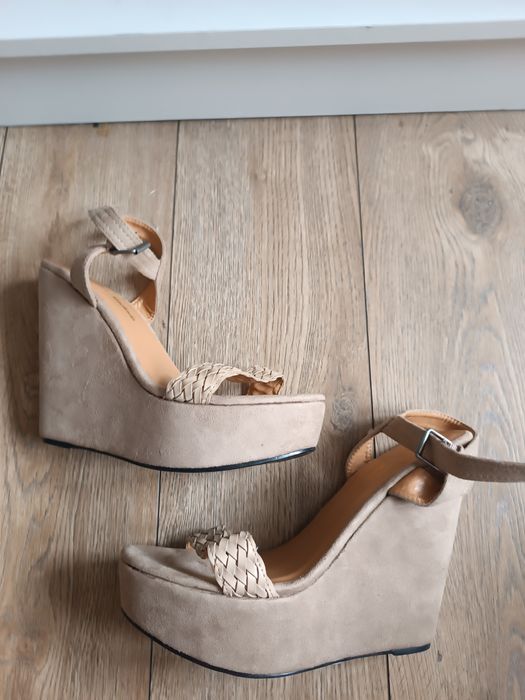 Brązowe wysokie koturny