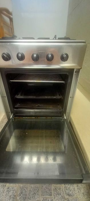 Vende- se forno .