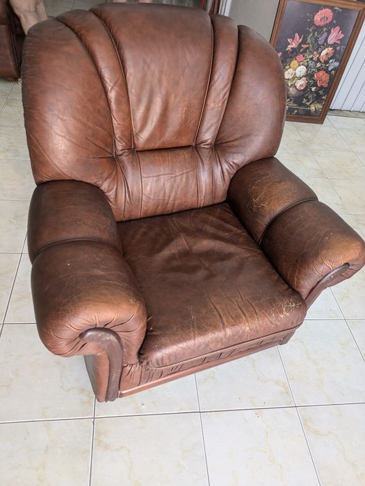 2 sofás em pele, usados e bem estimados