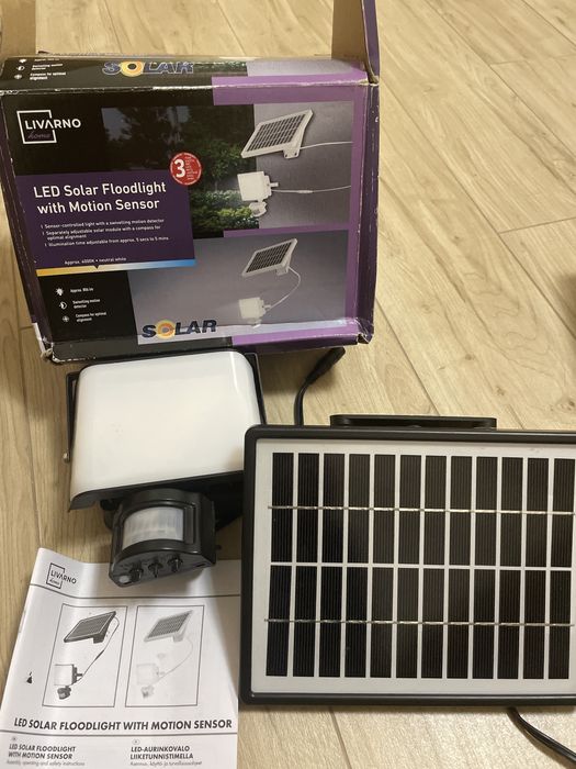 вуличний прожектор ліхтар на сонячній батареї