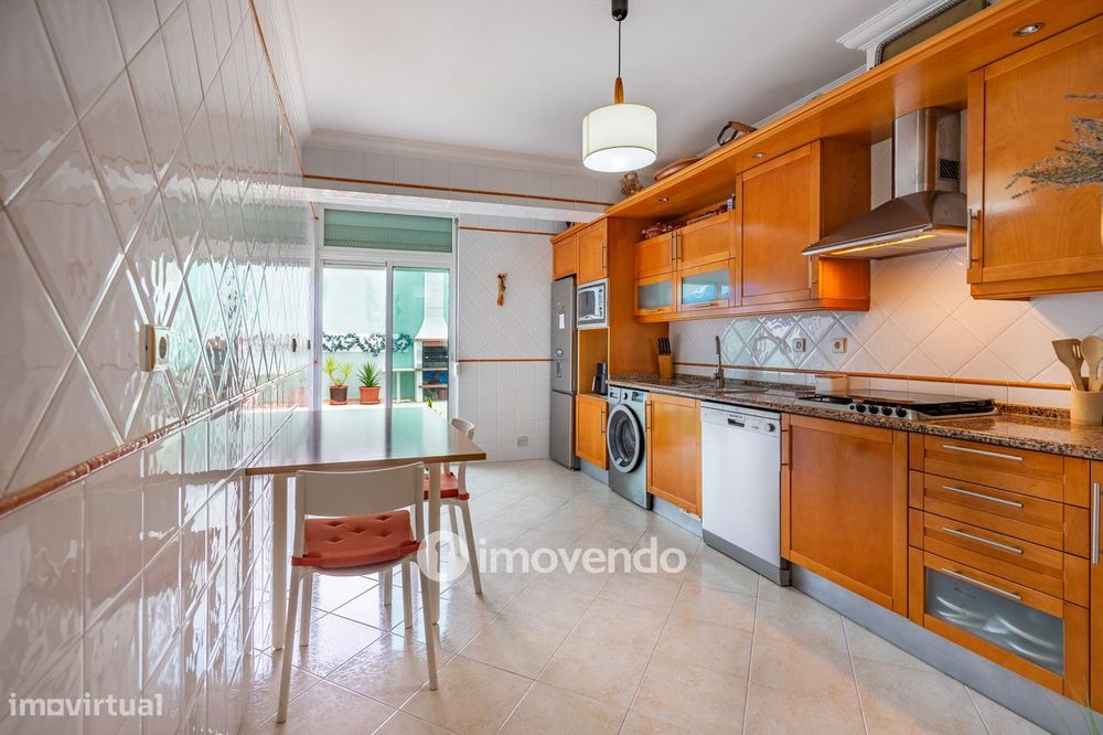 Apartamento T2 com estacionamento e terraço, em Vialonga