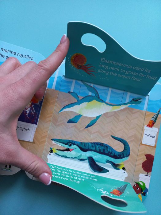 Peek-a-Flap Dino. Книга з подвійними віконцями про динозаврів