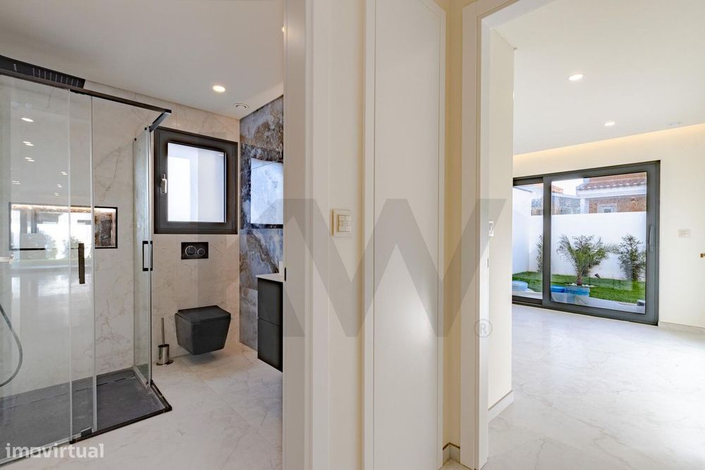 Moradia 4 suites, piscina aquecida e jardim para venda em Cascais