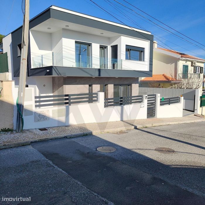 Moradia Isolada T4 com amplas áreas e construção de excelência, nova a
