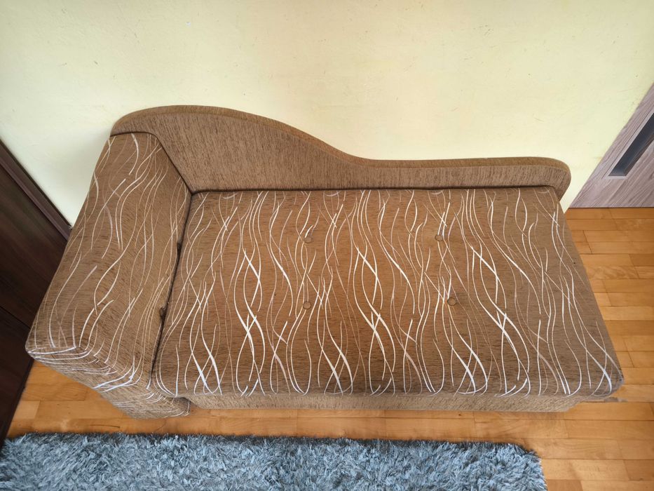 Brązowa, rozkładana sofa