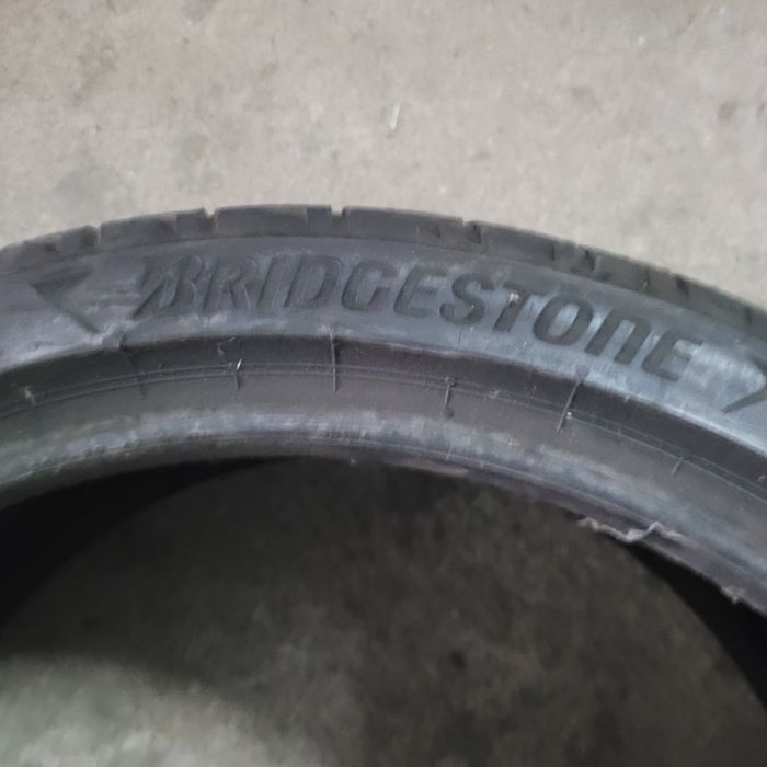 Vendo 2 pneus Bridgestone 255/35/r20