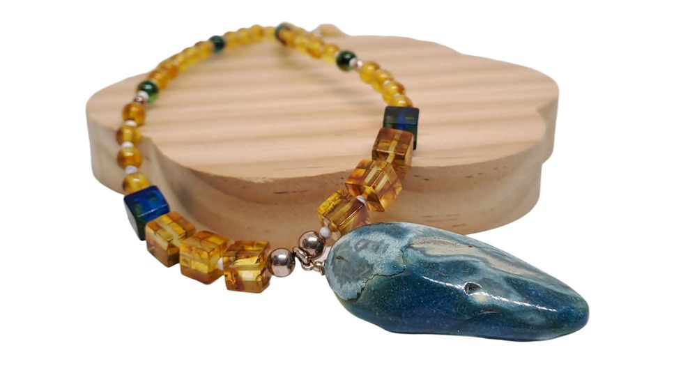 Korale z bursztynu, bursztyn kostka, kula, niebieski bursztyn #735