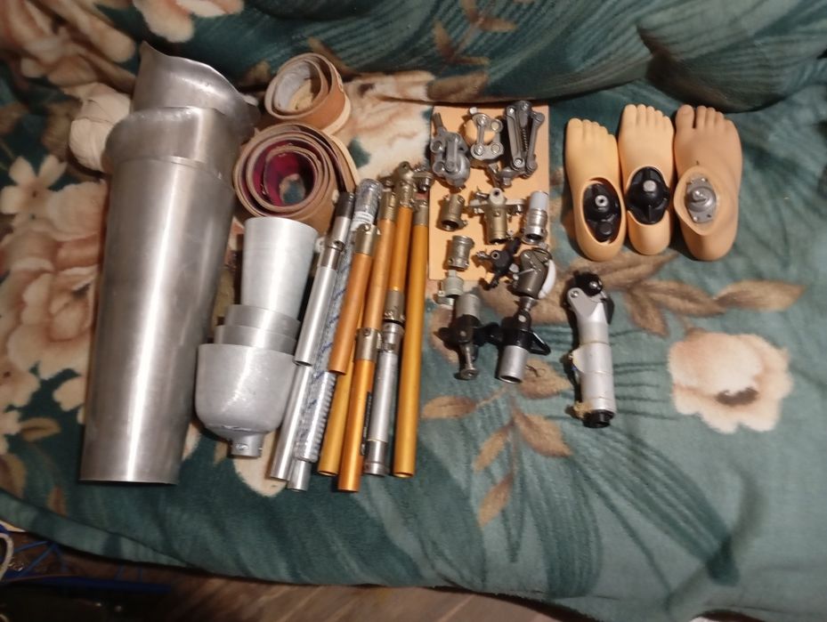 Комплектующие для протезов ног.