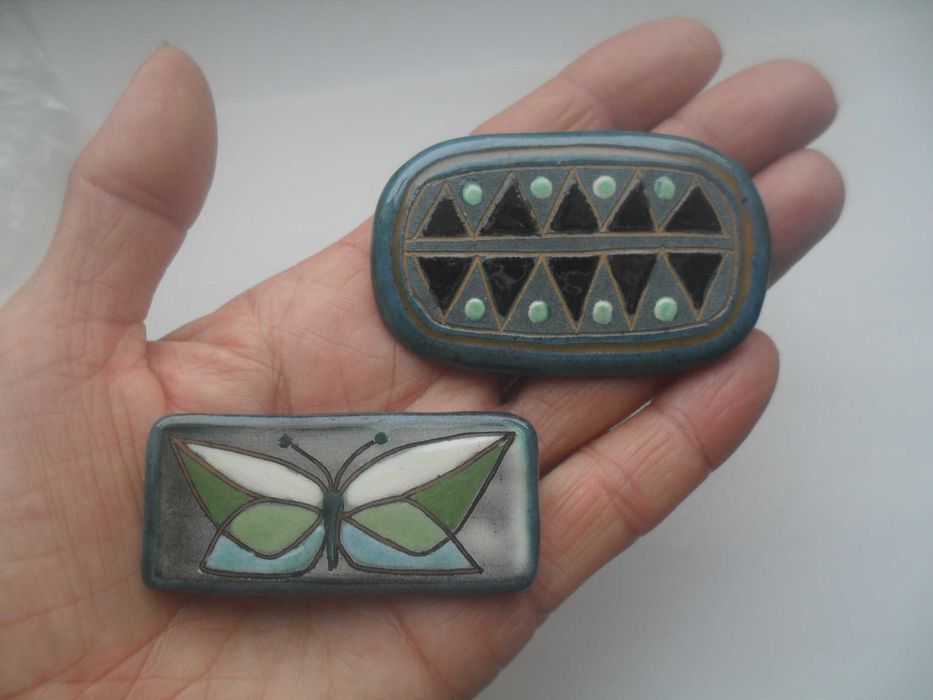 Astrid Fyrbo Dania-stare ceramiczne broszki-zielone klimaty-cena ost