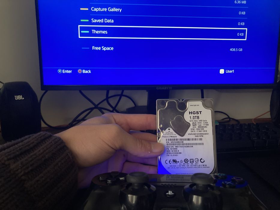 Ps4 500GB e 1TB com comando tudo funcional