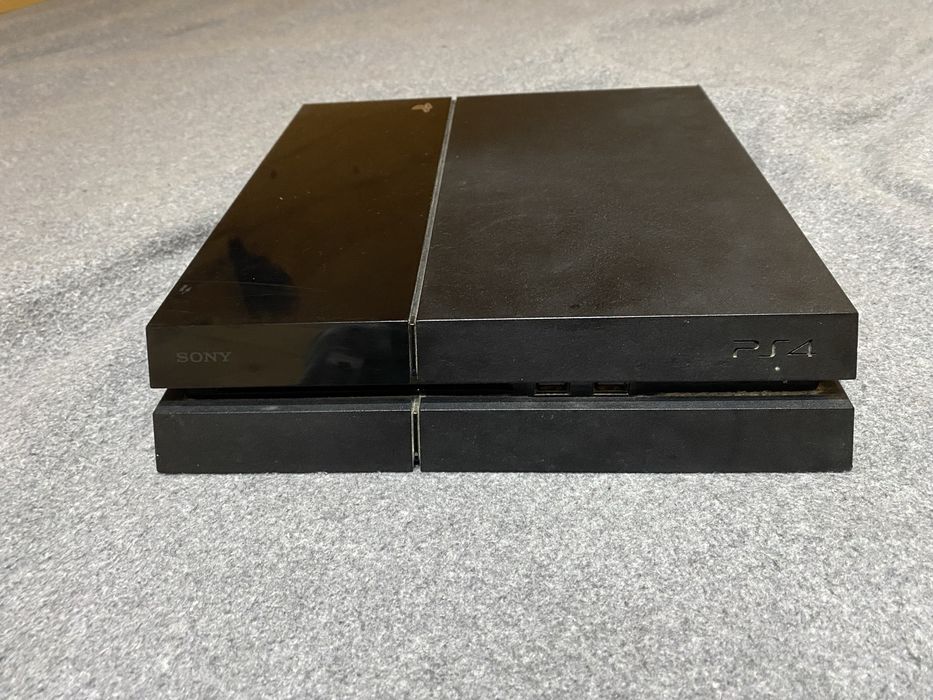 Ps4 com cabo de alimentaçao e hdmi e 2 comandos