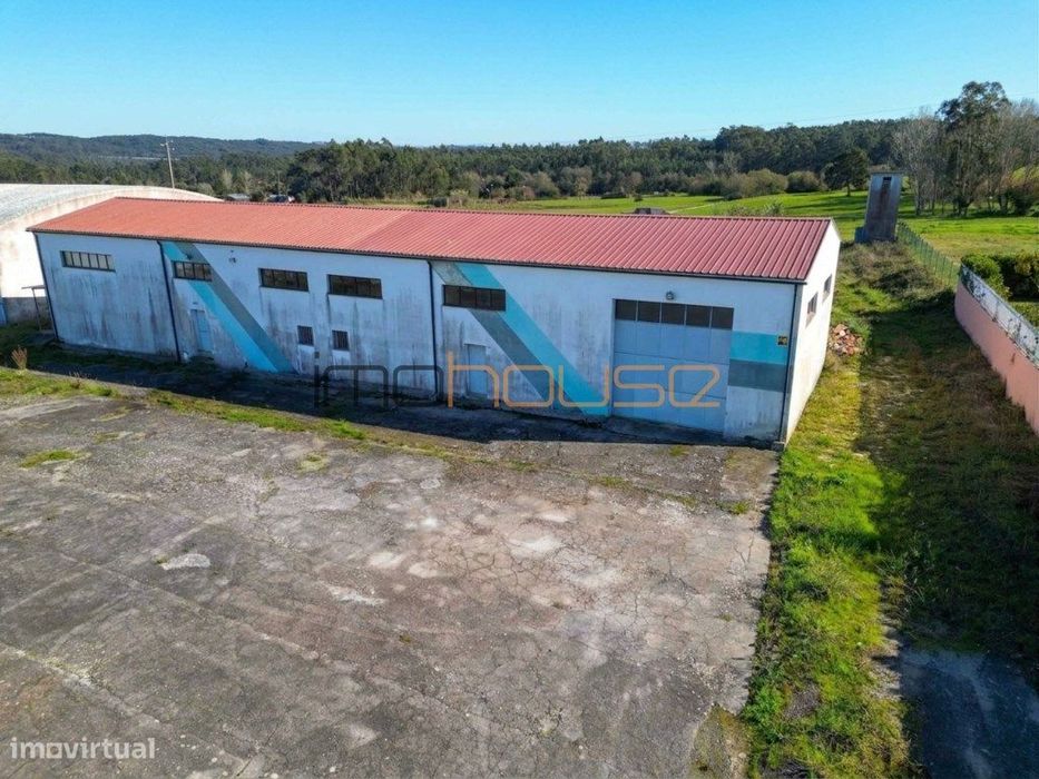 Armazém com logradouro e parque de estacionamento