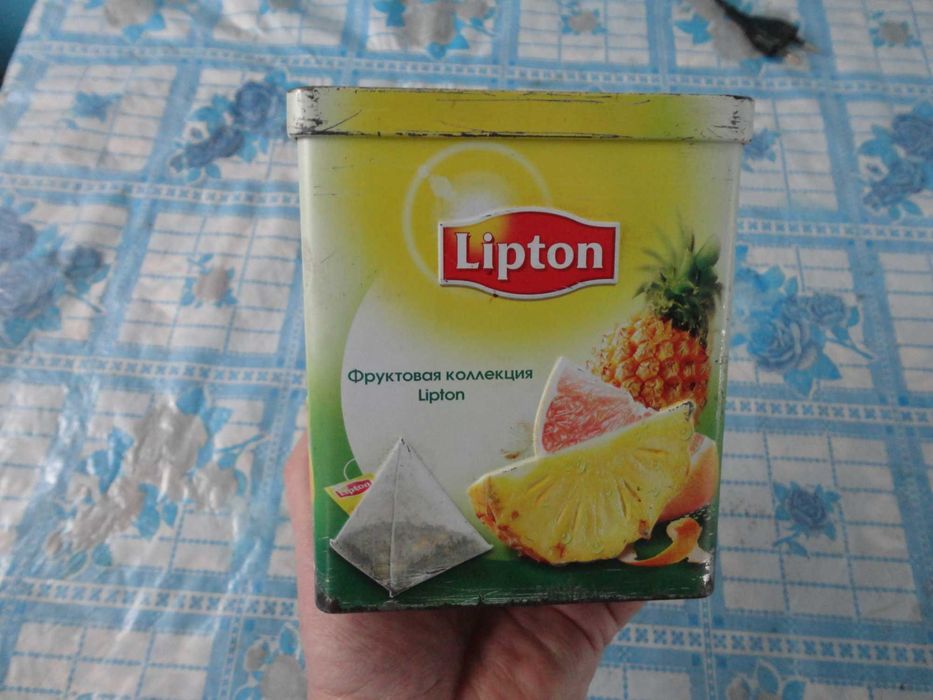 Металева коробка з-під чаю Ліптон.