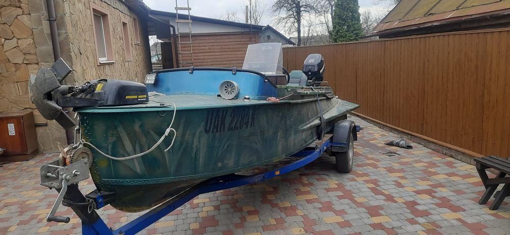Лодка з лафетом Южанка мотор Меркурі 20