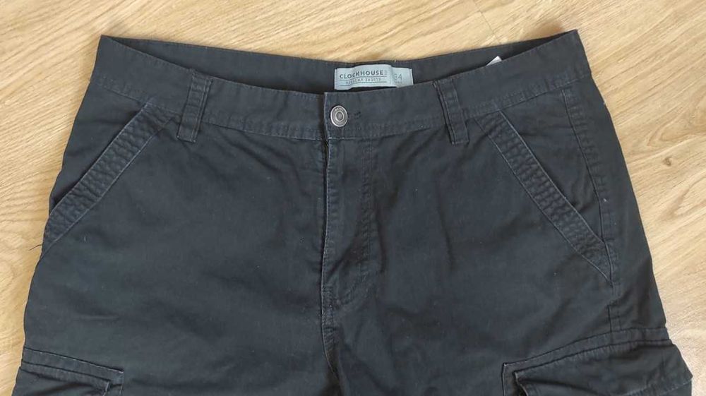 Czarne szorty CLOCKHOUSE z kieszeniami