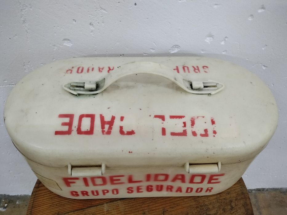Caixa farmácia antiga