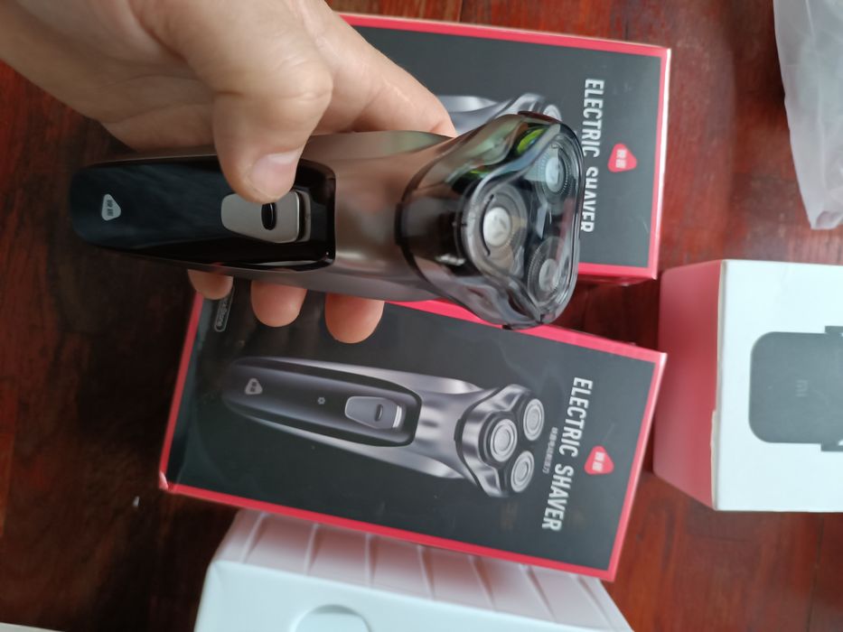 Бритва на три плавающиз лезвиях, есть нож для выравнивания висков