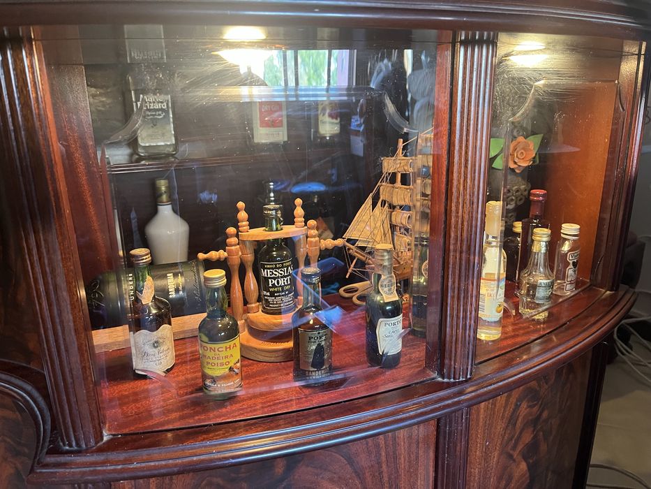 Bar em Mogno com 2 Bancos