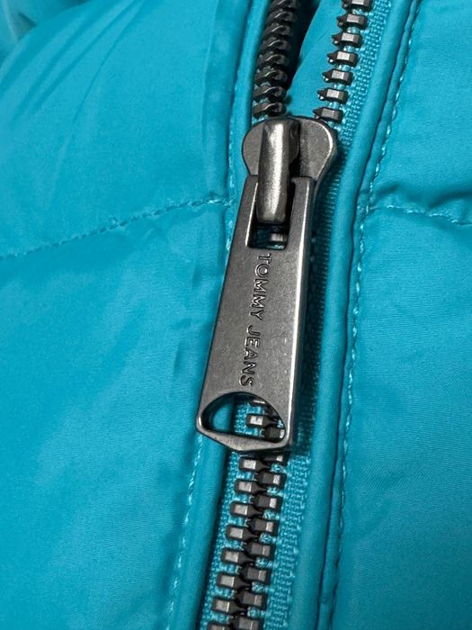 Kurtka zimowa Tommy Jeans – Pikowana z kapturem (XS/S)