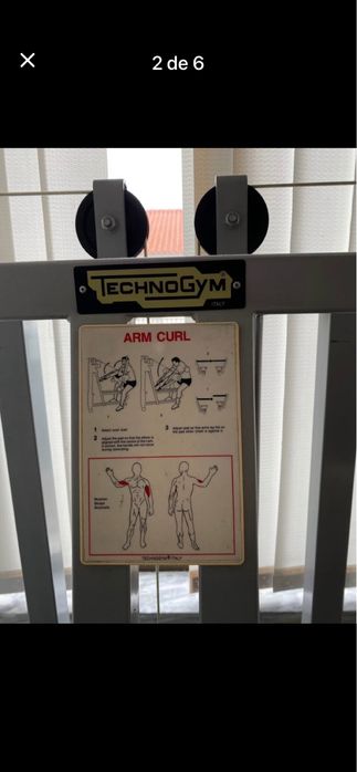 Preciso desocupar - Máquina Arm Curl TECHNOGYM