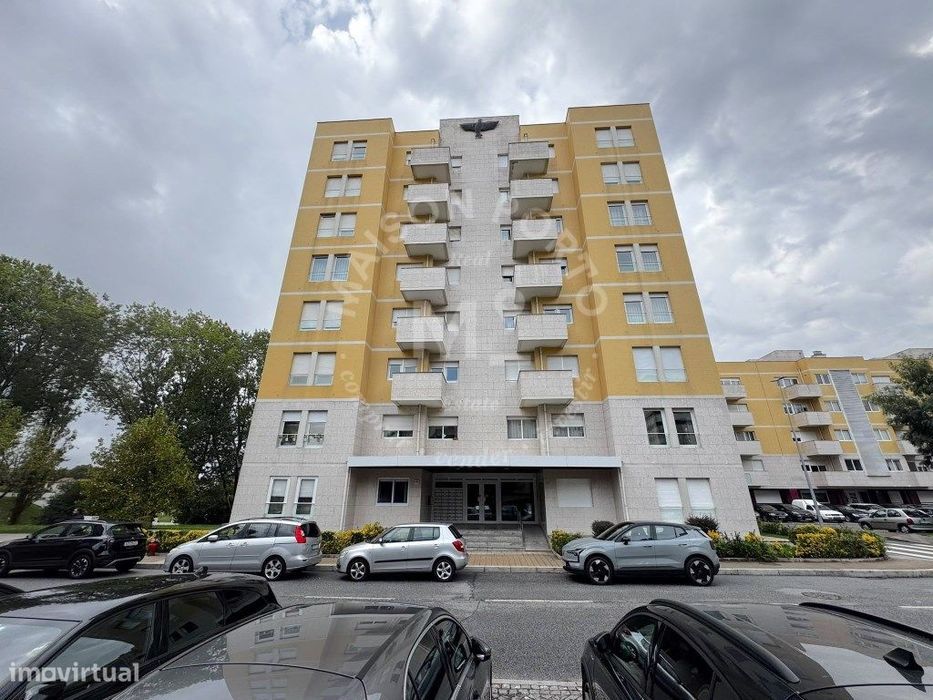 Apartamento T3 com Jardim Privativo, Estacionamento, Totalmente Mob...
