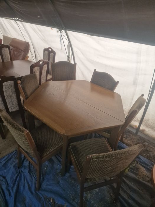 Sześciokątny stół z krzesłami.