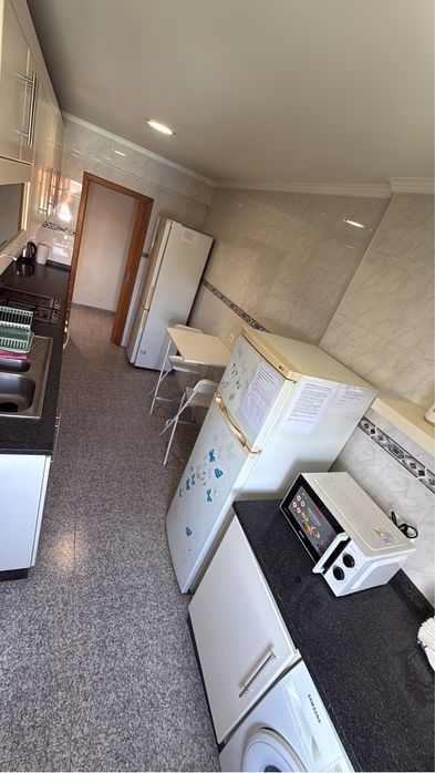 Quarto mobiliado na Moita ao pé da camara municipal auto carro na porta para Lisboa 35 minutos