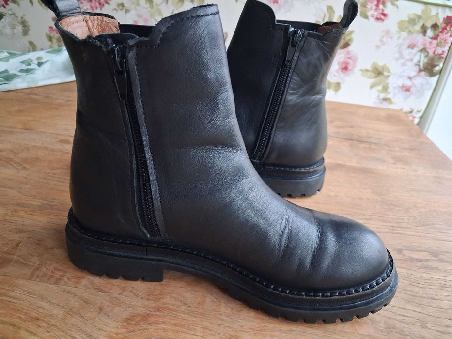 Botas em pele preta_ menina.