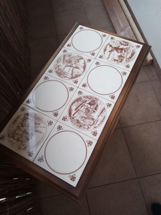 Gazetnik drewniany z kafelkami