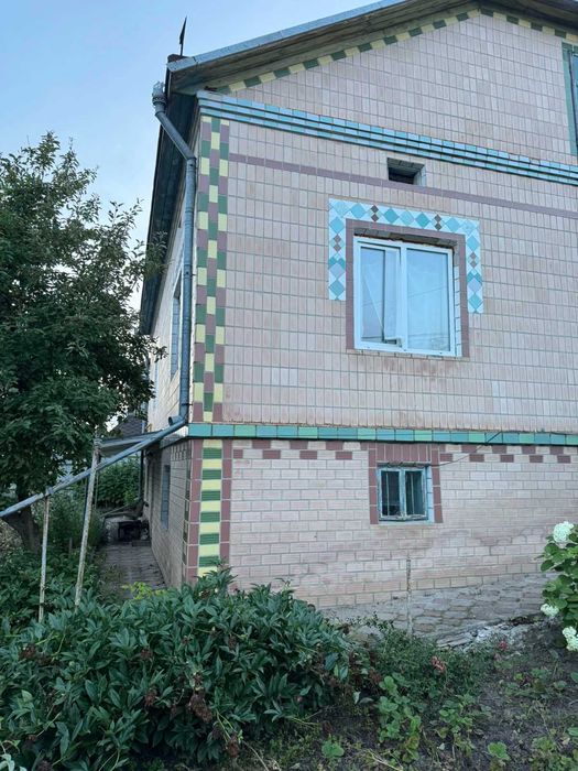 Продається житловий будинок в селищі Козова.