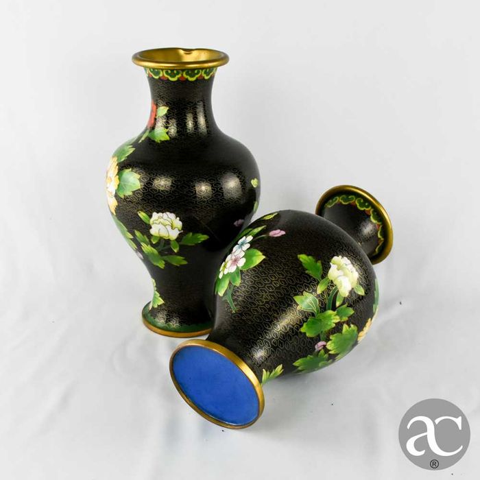 Par de Jarras em Cloisonné, decoradas com flores, circa 1960, N2