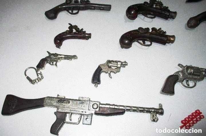 13 antigas pistolas miniaturas de fulminantes de vários formatos