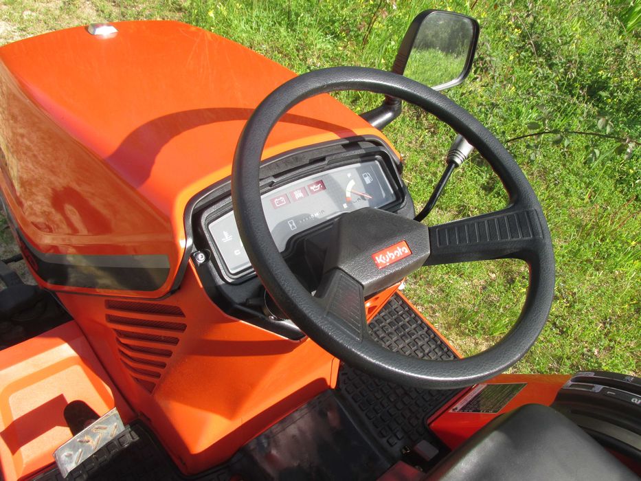 Trator Kubota A14 4x4 com Alfaia