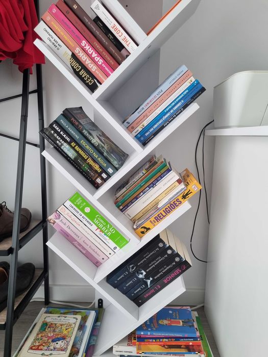 Estante branca para livros