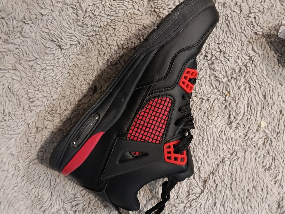 Jordany 4 czarno czerwono