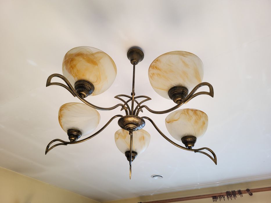 Mosiężny żyrandol