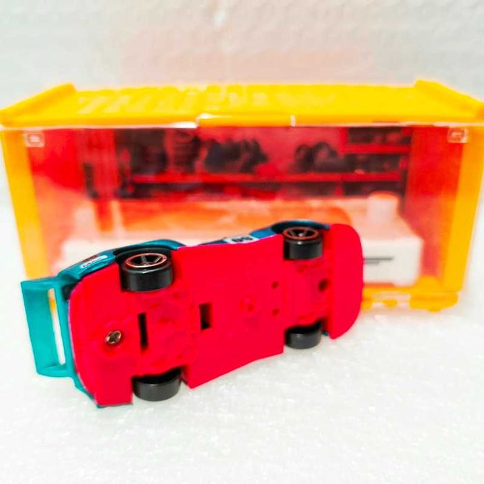 Miniatura réplica de Porsche 935 com contentor desmontável