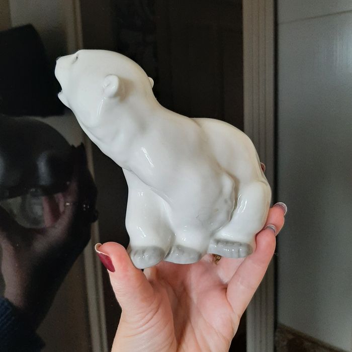 Фарфоровая статуэтка