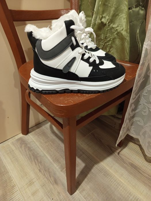 Зимові кросівки жіночі. Розмір 38