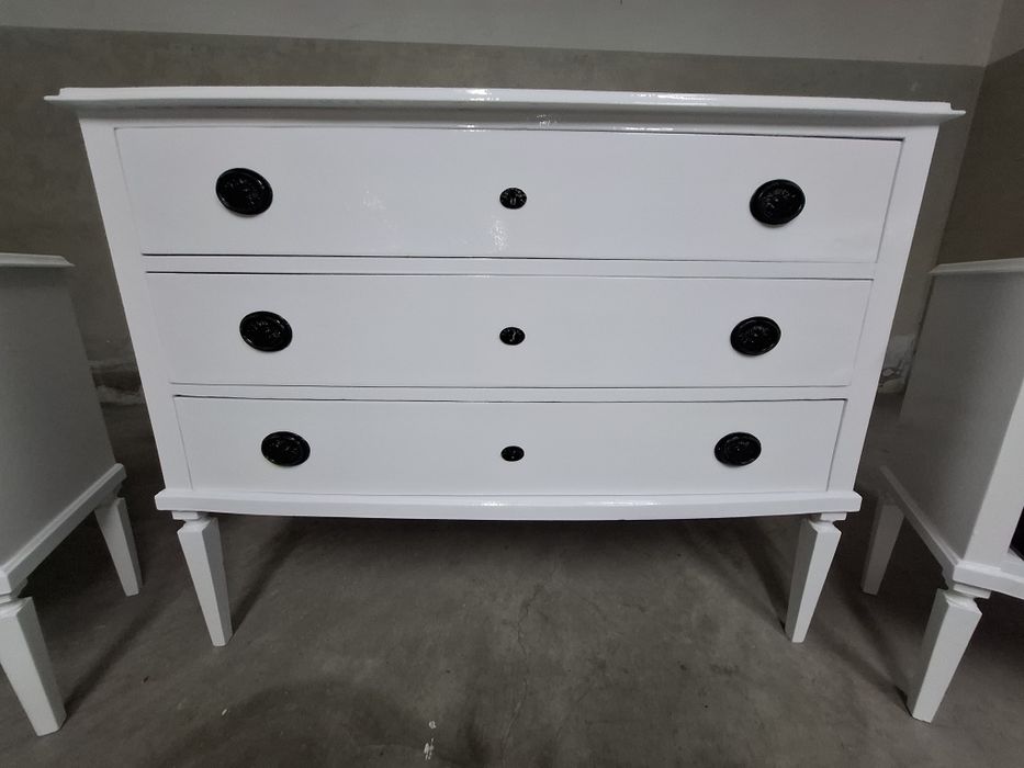 Cómoda e mesinhas de cabeceira restauradas