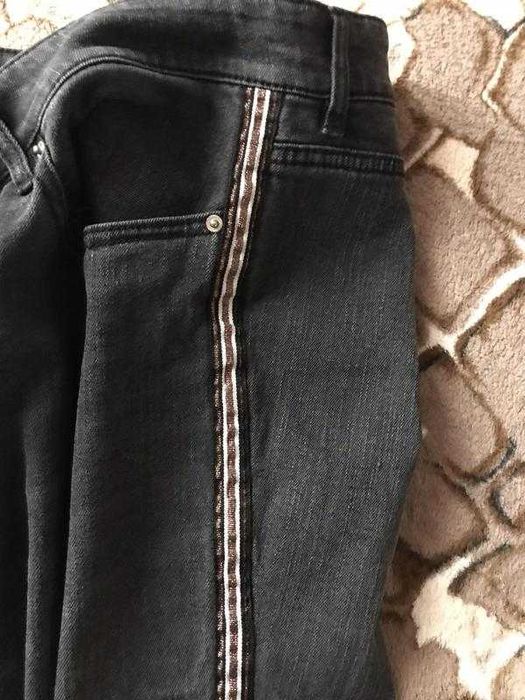 Стильные серые джинсы с лампасами