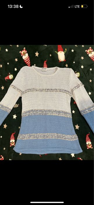 Sweter w różnych odcieniach niebieskiego