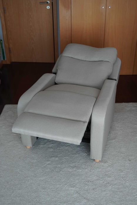 Poltrona reclinável cinzenta