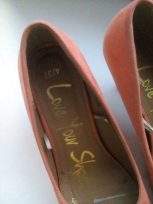 Туфли лодочки, классические, на среднем каблуке.