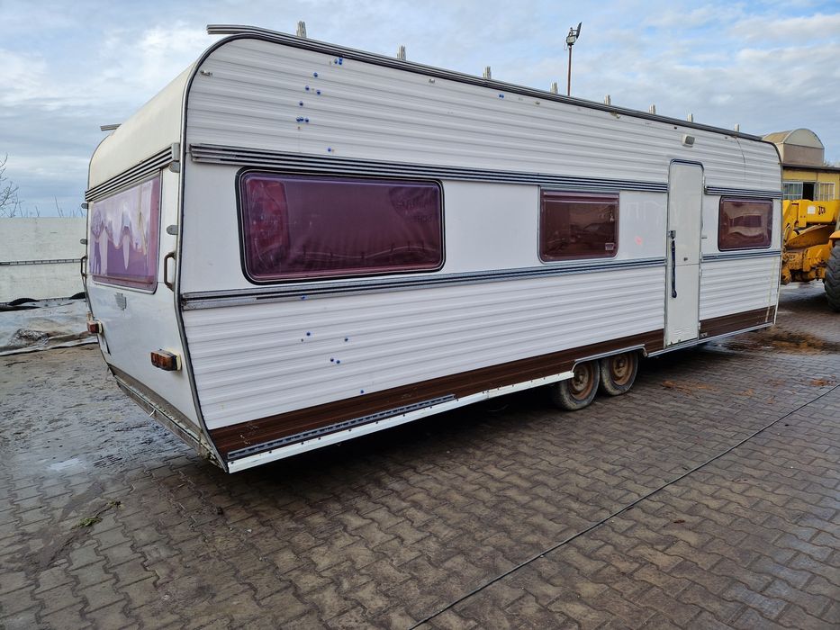 Duża przyczepa kampingowa z klimatyzacją