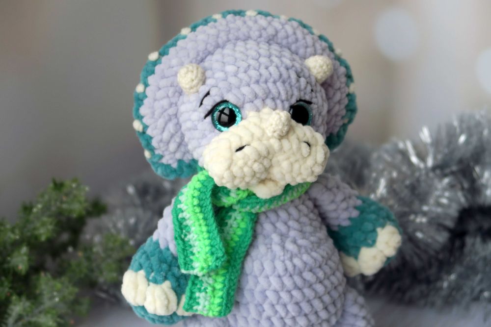 Динозавр трицератопс плюшевий в'язаний сірого кольору з шарфом