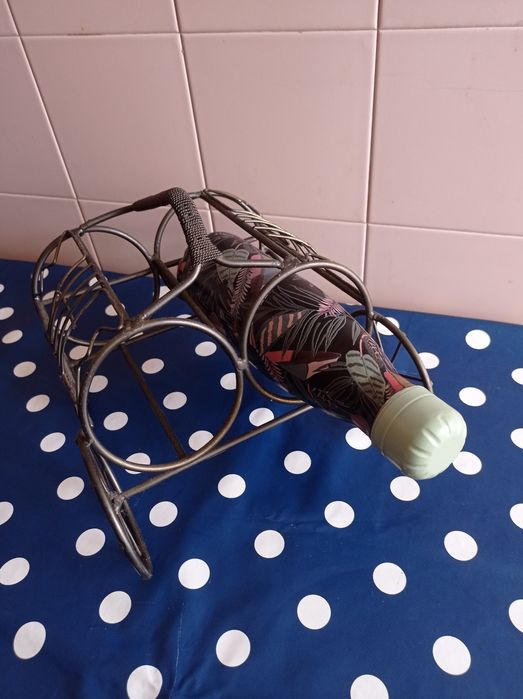 Vendo suporte para duas garrafas