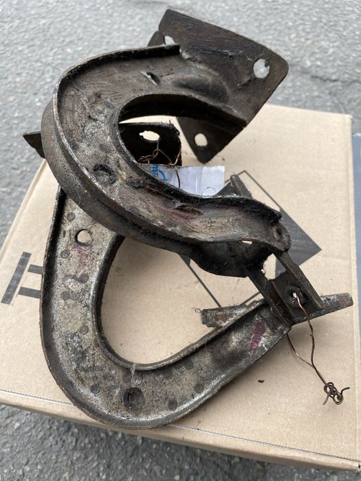 Кріплення  капоту  автомобіля ВАЗ 2106 ;  ВАЗ 2110