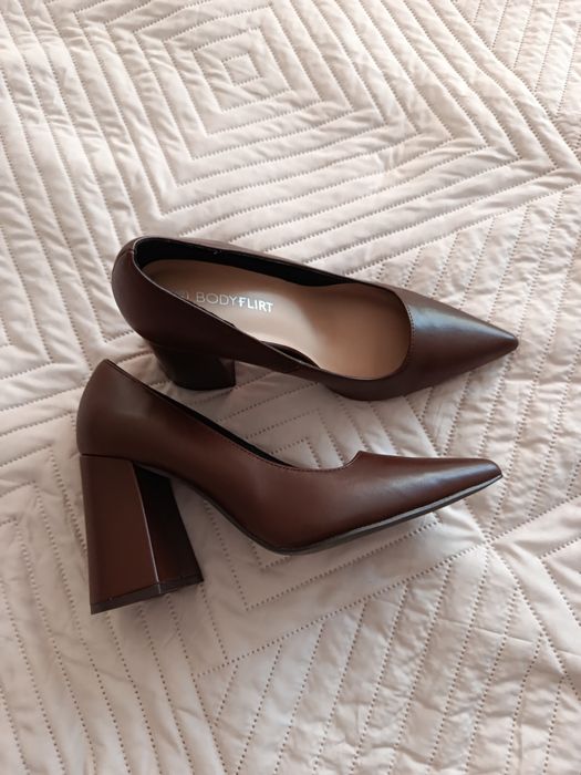 Nowe czółenka na słupku brązowe