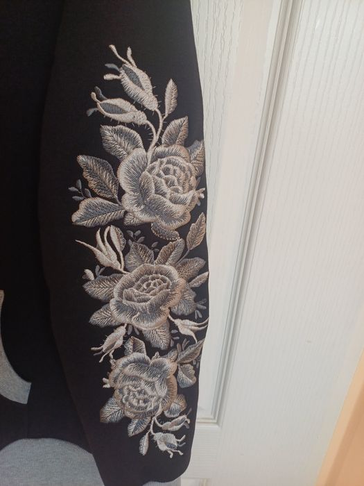 Piękny ciepły dres z haftem r.42